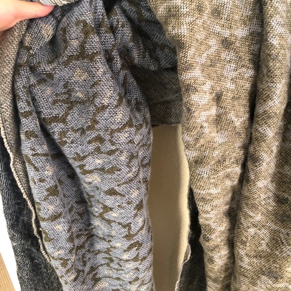 Urban Outfitters Double Sided Blanket Scarf - Picture 2 of 4